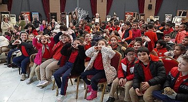 Minik öğrenciler sanat galeri'nde karagöz oyunuyla tanıştı 