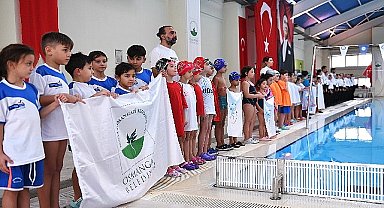 Minik yüzücüler kulaçlarını Atatürk'ü anmak için attı