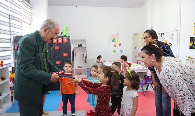 Miniklerden Başkan Büyükerşen'e anlamlı hediye