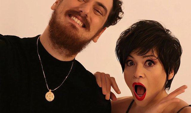 'Sahte Öpüşler' şarkısı ile yapaylık eleştirisi
