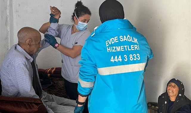 Şanlıurfa İl Sağlık Müdürlüğü ekipleri, 100 yaşındaki hastaları ziyaret etti