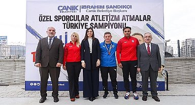 AK Parti Genel Başkan Yardımcısı Karaaslan ve Başkan Sandıkçı'dan Akıncı TİHA Pozu