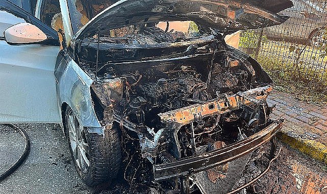 Alev alan otomobili Büyükşehir itfaiyesi söndürdü