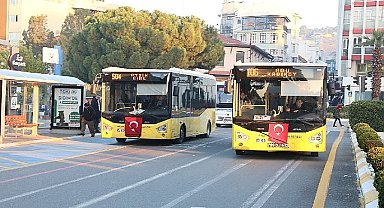 Aydın Büyükşehir Belediyesi şehitlerimiz için ulaşım araçlarına siyah kurdele ve türk bayrağı astı 