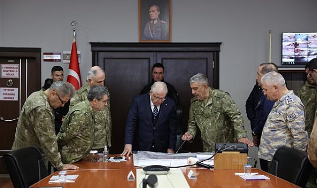 Bakan Güler, komuta kademesiyle birlikte Hakkari'ye gitti