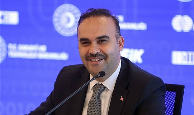 Bakan Kacır, görme engelli genç girişimci Zülal Tannur ile bir araya geldi