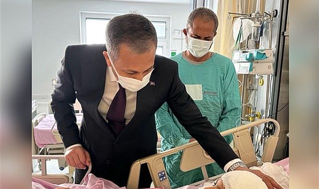 Bakan Yerlikaya, sokak köpeklerinin saldırısına uğrayan Tunahan'ı ziyaret etti