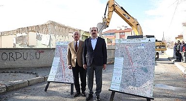 Başkan Altay ve Başkan Kavuş Kamulaştırması Biten Küçük Aymanas Caddesi'nde İncelemelerde Bulundu