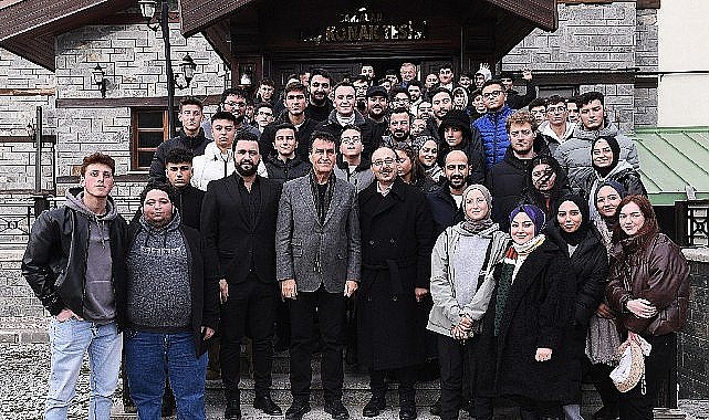 Başkan Dündar, zirvede gençlerle buluştu