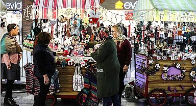 Bayraklılı kadınlardan 'Yeni yıl kermesi