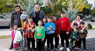Belediye ekiplerinin çalışma alanlarında inceleme yapan başkan Savran çocuklara hediye dağıttı 