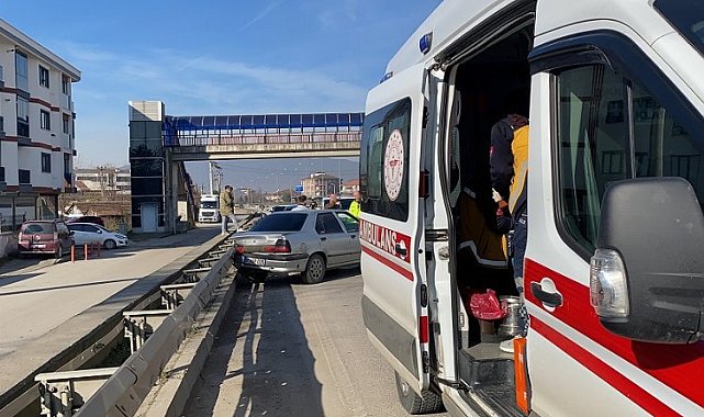 Düzce'de otomobil tıra çarptı: 2 yaralı