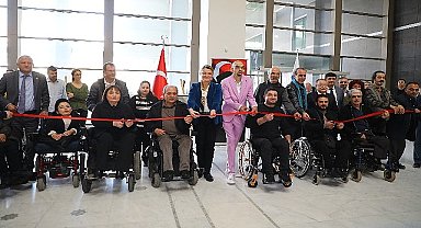 Engelleri aşan sanatçı Alper Kocabıyık'ın resim sergisi açıldı