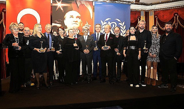 İsmet Küntay Tiyatro Ödülleri'nden Şehir Tiyatroları'na Cumhuriyetin 100. Yılı Özel Ödülü