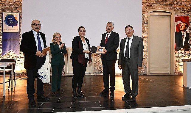 İzmir'de Depremle Yaşam Sempozyumu yapıldı