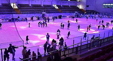 İzmirli kadınlar 2 Ocak'ta buz pistinde