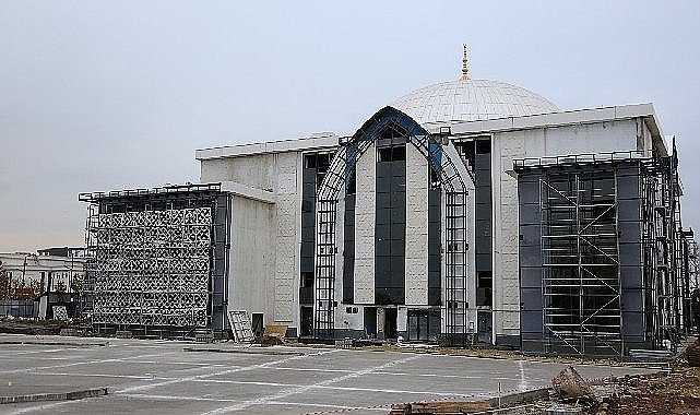 Kartepe'nin modern mimarili camisi yükseliyor