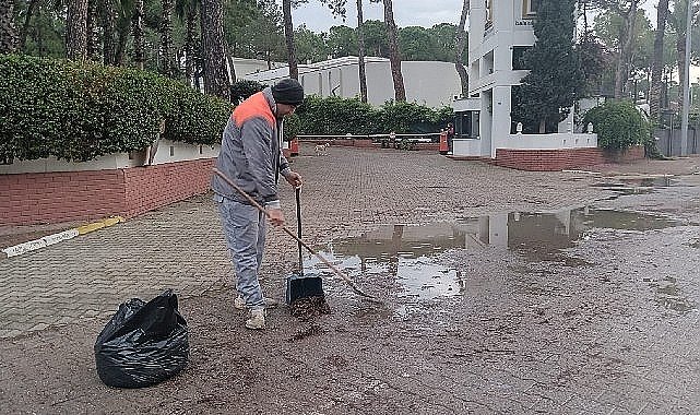 Kemer'de temizlik çalışmaları devam ediyor