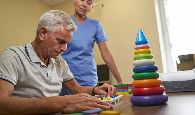Konuşması bozulan Alzheimer hastaları sosyallikten uzaklaşıyor