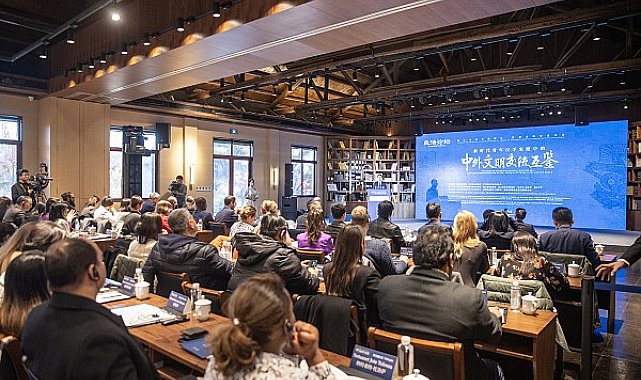 Liangzhu Forumu kapsamında ayrıca sanatçıların katıldığı bir panel de düzenlendi