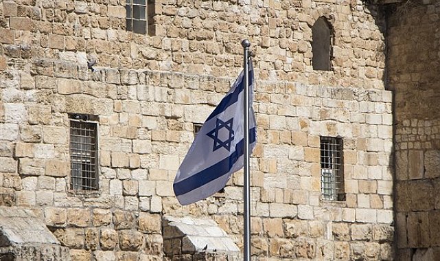 Netanyahu, Başbakanlık Ofisi çalışanlarıyla birlikte Hanuka mumlarını yaktı