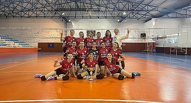 Nevşehir Belediyesi Gençlik ve Spor Kulübü Voleybol Takımı namağlup şampiyon 