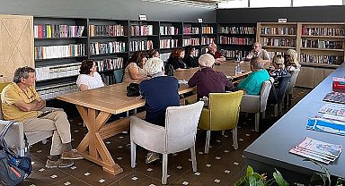 Öğretmen Başkan'dan Bayraklı'ya 6 Kitap Kafe