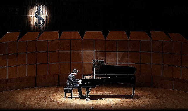Parlayan Yıldızlar İş Sanat Sahnesinde