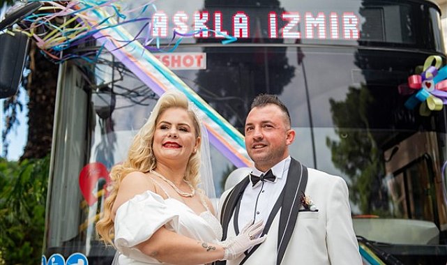 Şoför çift, yolcu taşıdığı otobüsle nikahına gitti