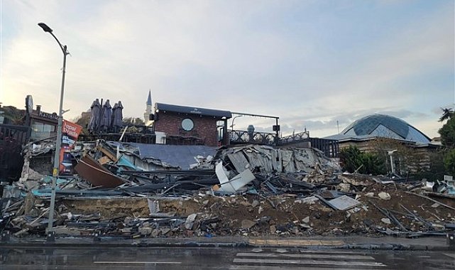 Üsküdar sahilinde bir kaçak yapı daha yıkıldı