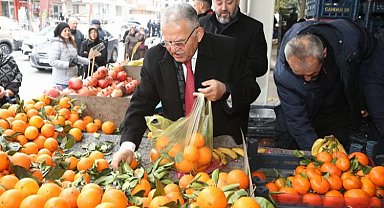 Başkan Büyükkılıç, semt pazarında tezgahın arkasına geçti