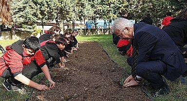 Başkan Erdem öğrencilerle çilek ve marul fidesi dikti