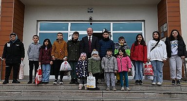 Başkan Pekyatırmacı çocuklara şivlilik dağıttı 