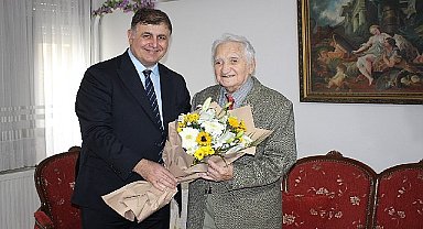 Başkan Tugay'dan Karşıyakalı çınara ziyaret