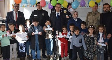 Batman Sason'da karneler Kaymakam Mete'den