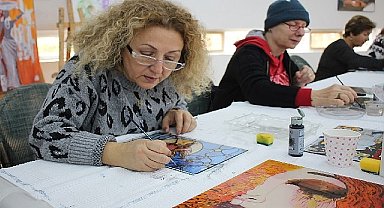 Bilge çınarlar, camaltı boyama eserleriyle yaşama tutunuyor