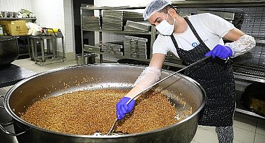 Büyükşehir'in 3 ayrı aşevinden ihtiyaç sahiplerine sıcak yemek 