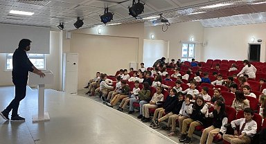 Çayırova'da miniklere sokak hayvanları semineri