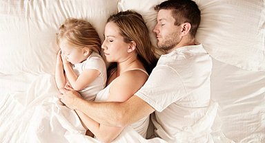 Çocukların ebeveynle yatması özgüveni düşürüyor