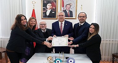 Ege Üniversitesinin Greenmetric Başarı Sertifikası Rektör Prof. Dr. Budak'a takdim edildi