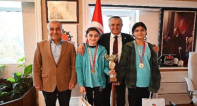 Genç masa tenisi sporcularından Başkan Topaloğlu'na ziyaret