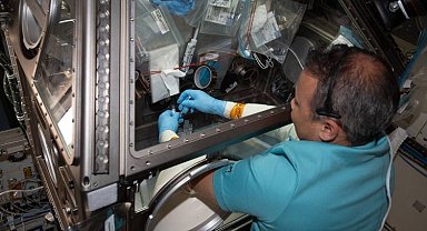 Gezeravcı uzayda pür dikkat çalışıyor