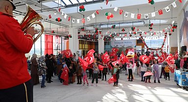 Hataylı çocuklar atölyelerde eğleniyor