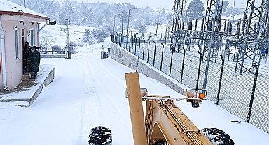 Kemer Belediyesi, kar yağışı nedeniyle kapanan yayla yollarını temizledi