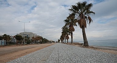 Konyaaltı Sahili'nde hummalı çalışma