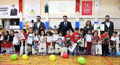 Minik öğrencilere karnelerini Başkan Dündar verdi