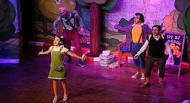 Mutluluk Denince Akla Tiyatro Oyunu Muğla'da Çocuklarla Buluştu