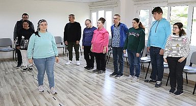Özel öğrenciler sahnede yeteneklerini sergiliyor