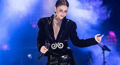 Simge erkeklerin neyine aşık oluyor?