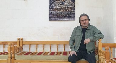 3 dilde yaptığı ayet ve hadis tablolarını camiye bağışladı